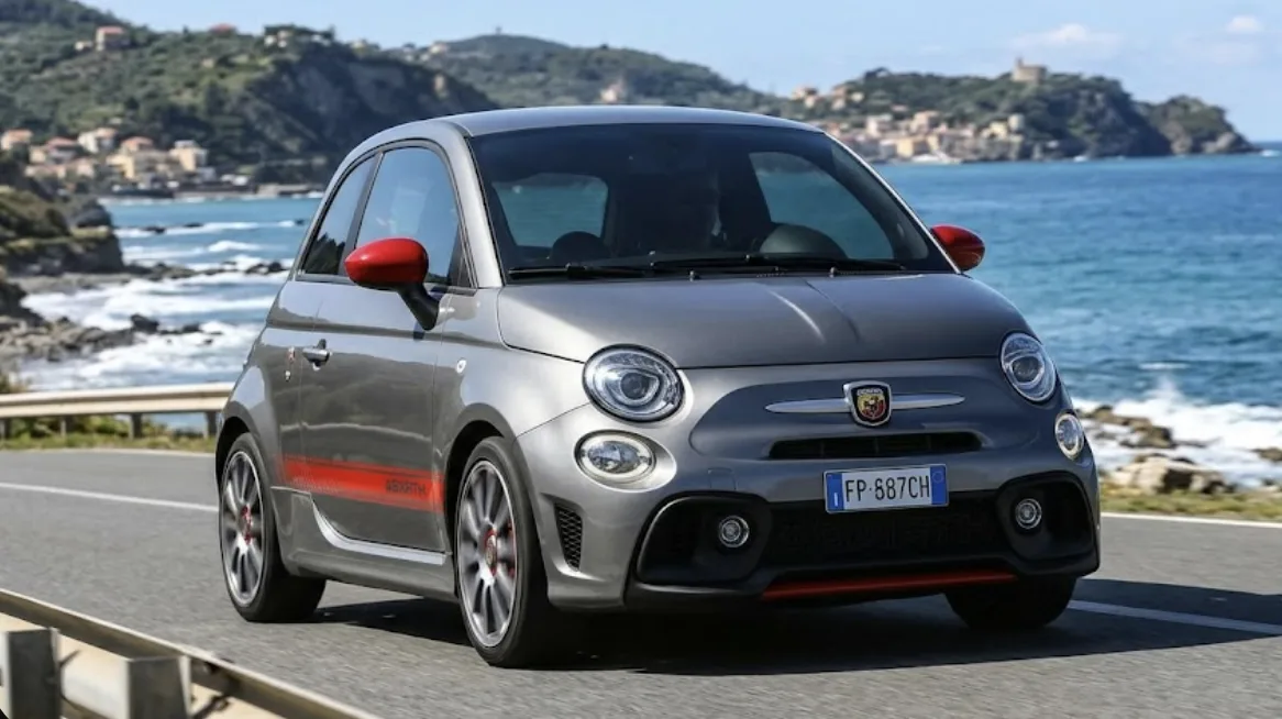Fiat 500 Abarth vue de profil sur route