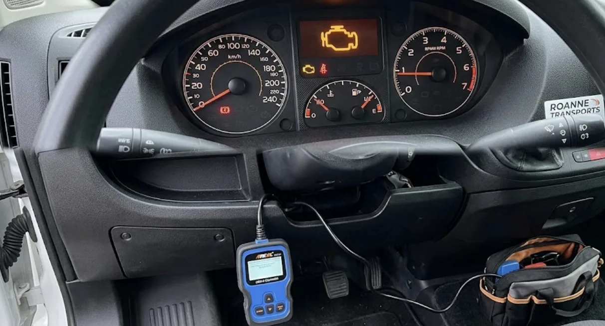 Voyant moteur orange allumé au tableau de bord d'un Fiat Ducato