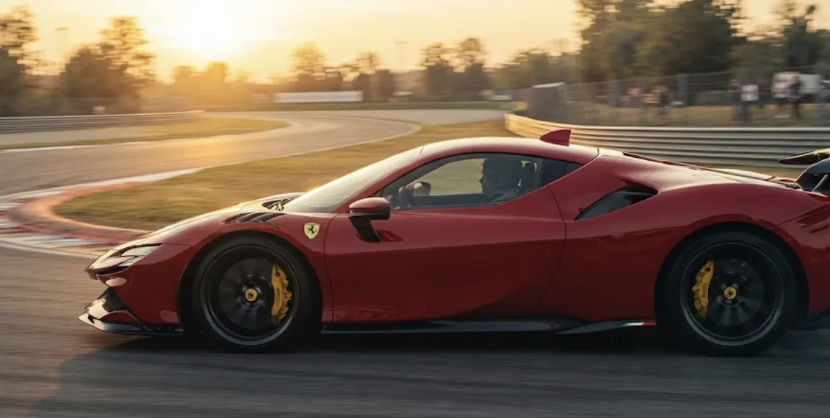 Ferrari SF90 Stradale de profil, première Ferrari de série à dépasser les 1000 chevaux