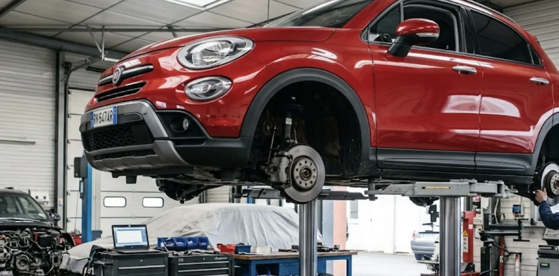 Fiat 500X SUV vue de trois quarts avant sur route