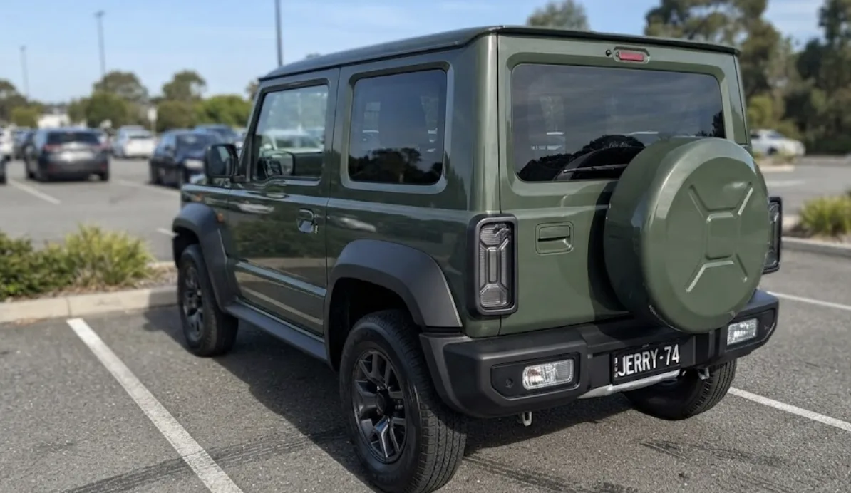 Jeep Renegade essence de trois quarts arrière, hayon et feux verticaux visibles