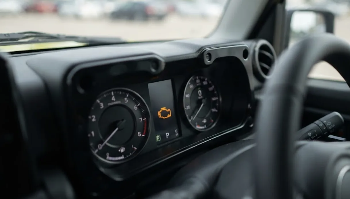 Combiné d'instruments de Jeep Renegade avec le voyant moteur orange allumé