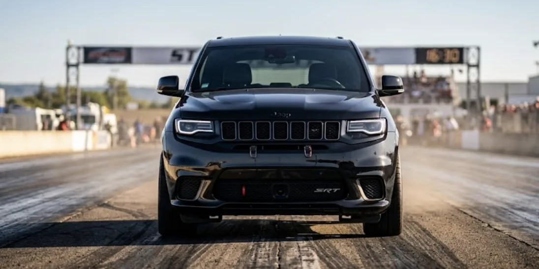 Jeep Grand Cherokee Trackhawk vu de face sur route