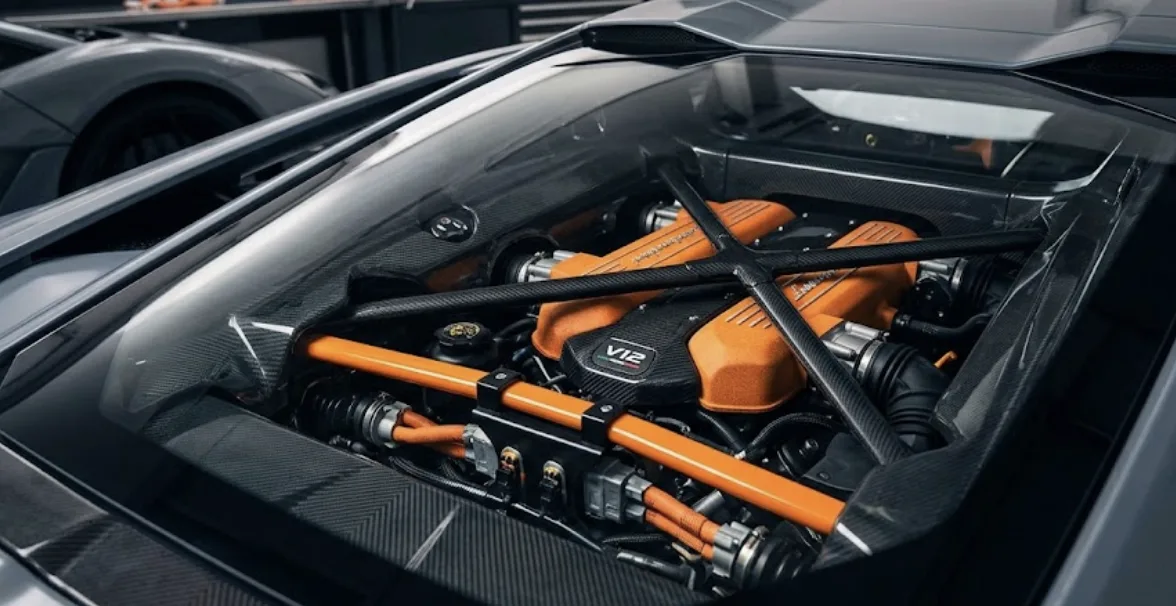 Vue moteur V12 hybride Lamborghini Revuelto sous le capot arrière