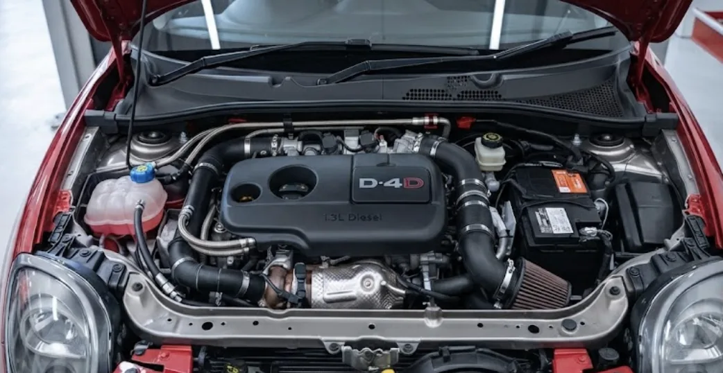 Moteur diesel Fiat 1.3 Multijet vu de dessus, capot ouvert
