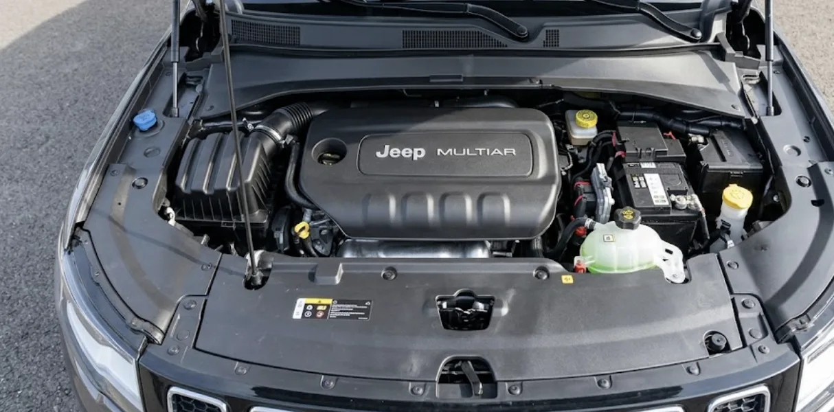 Bloc moteur du Jeep Compass sous le capot