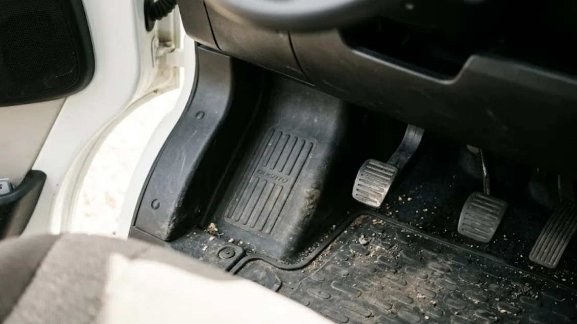 Pédale d'embrayage d'un Fiat Ducato aménagé en camping-car